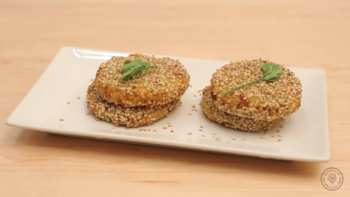 SALTEADO DE ESPINACAS CON PECHUGA DE POLLO Y HAMBURGUESAS DE GARBANZOS